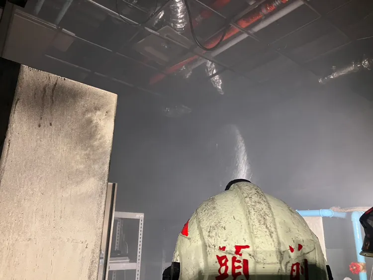 警消進入火場灌救。新北市消防局提供