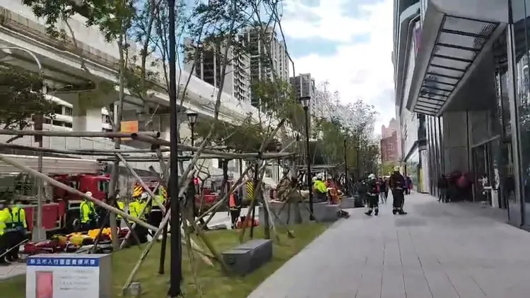 警消獲報趕抵現場。新北市消防局提供