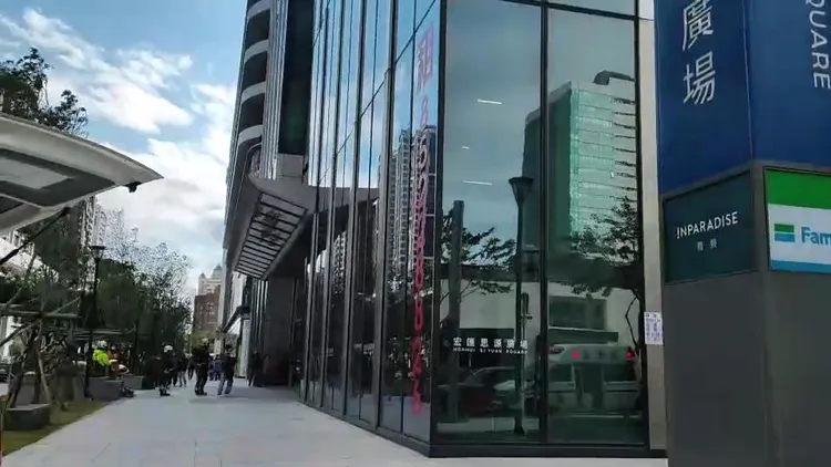 火警發生於新莊宏匯i-Tower廣場。翻攝畫面