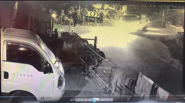 垃圾車行經轉彎路段時，滲漏出油膩髒水污染路面。讀者提供