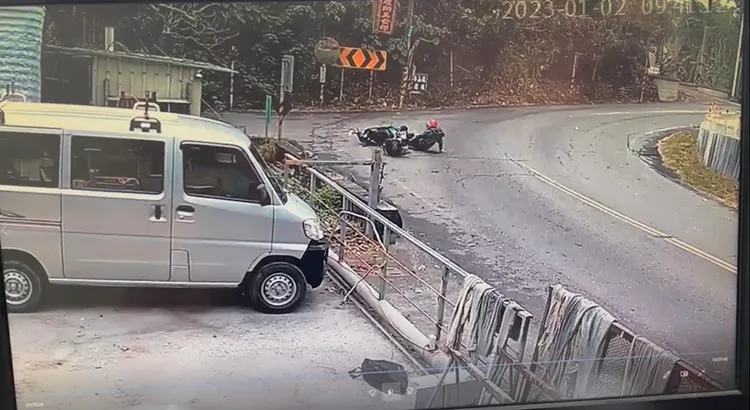 第二名騎士行經該轉彎路段時，因路面油膩髒水摔車。讀者提供
