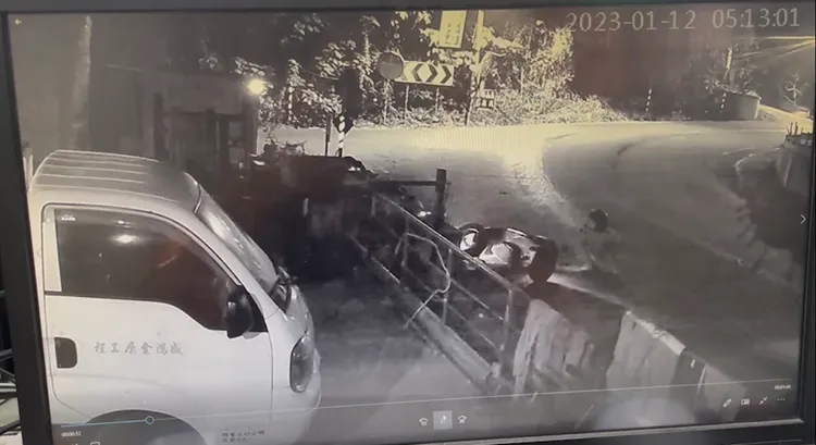 第一名騎士行經該轉彎路段時，因路面油膩髒水摔車。讀者提供