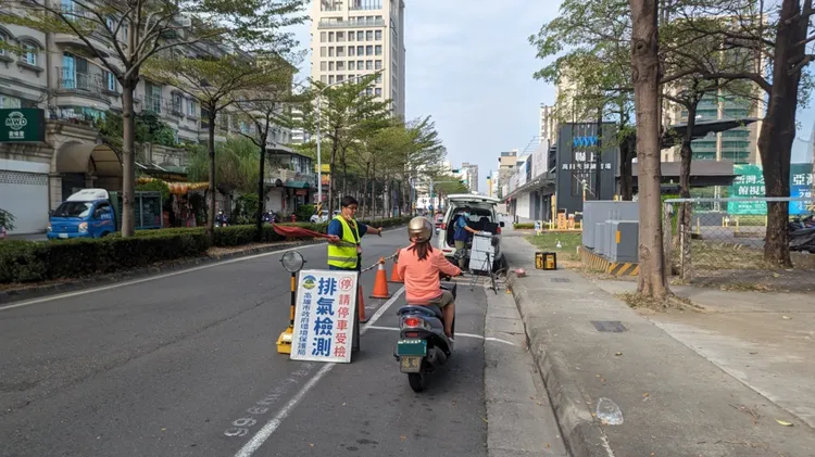 環保局人員執行機車路邊攔檢。高市府提供