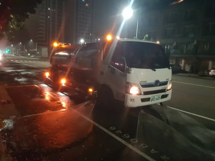 環保局因應空品將轉差，提前於夜間執行洗掃作業。高市府提供