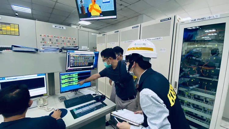 環保局人員進廠查核業者防制設備操作情形。高市府提供