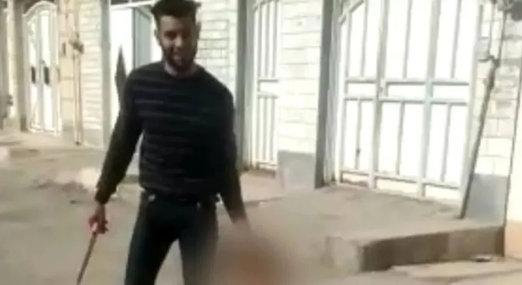 海達里殘忍殺害17歲妻子莫娜，更將她斬首後提著斷頭逛大街。翻攝伊朗通訊（Iran Wire）