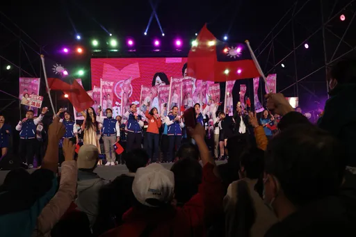 王鴻薇選前之夜熱鬧!5千名支持者高舉國旗喊凍蒜 馬英九、郝龍斌登台催票
