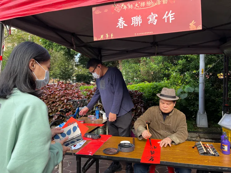 活動現場邀請到書法大師現場揮毫，贈送限量春聯。環保局提供