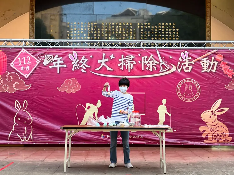 「生活魔法家」陳映如老師現場示範居家清潔技巧。環保局提供