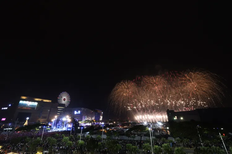 高雄跨年美麗煙火璀璨夜空讓市民相當驚艷。侯昌騰攝