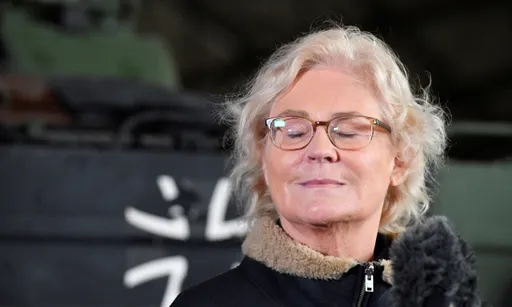 送烏克蘭鋼盔成笑柄　德國國防部長卻因這段影片下台