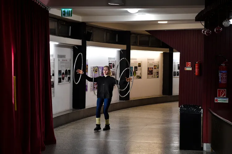 13歲烏克蘭少女瑪麗娜在後台把握時間練習。路透社