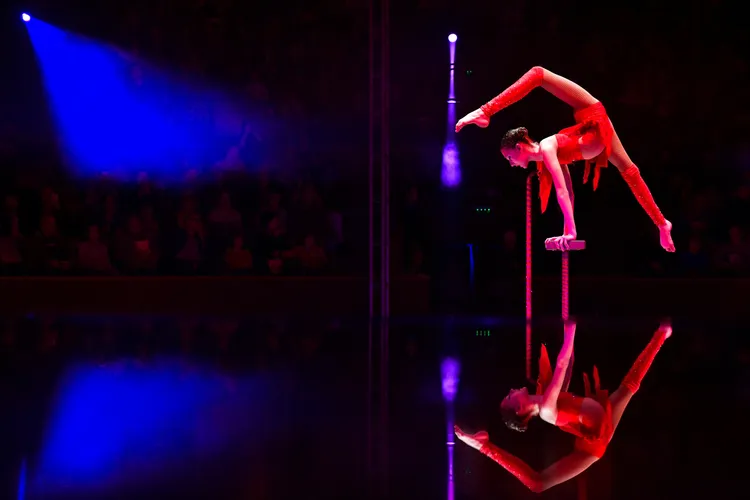 烏克蘭少女在布達佩斯的國際兒童馬戲節登台獻藝。路透社