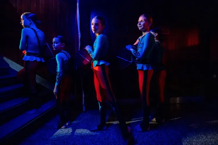 從烏克蘭到匈牙利布達佩斯參加國際兒童馬戲藝術節的兒少們，排隊等著上台。美聯社