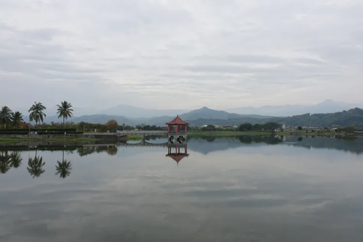 美濃中正的湖光山色，令人沈浸其中。羅琦文攝