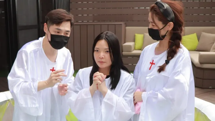 白家綺（右起）當時替小甜甜進行受洗儀式，左為宋逸民。翻攝藝起發光臉書