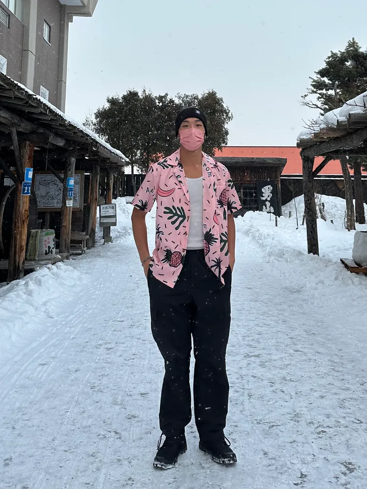 牧森穿花襯衫與雪景合影。周子娛樂提供