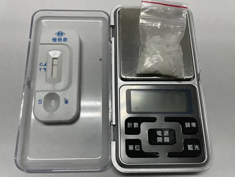 警方在何男身上查獲裝有毒品K盤。警方提供