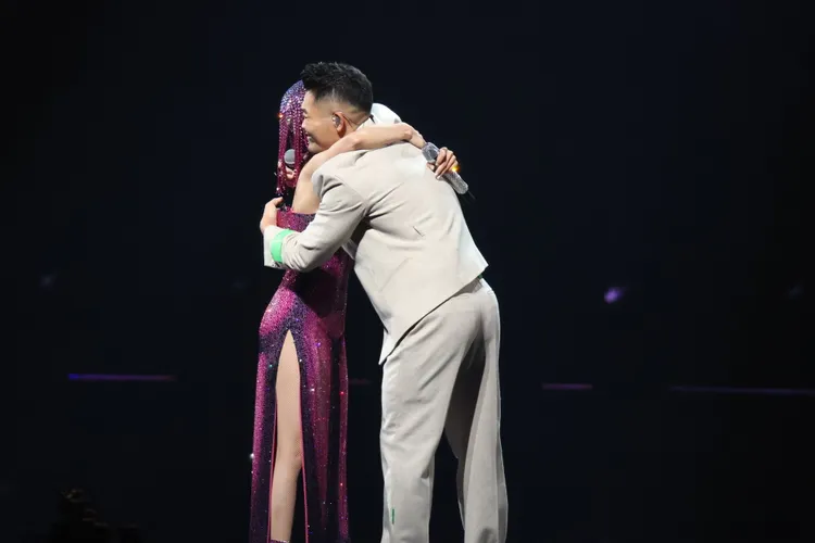 蔡依林和李玖哲在台上擁抱。陳明中攝