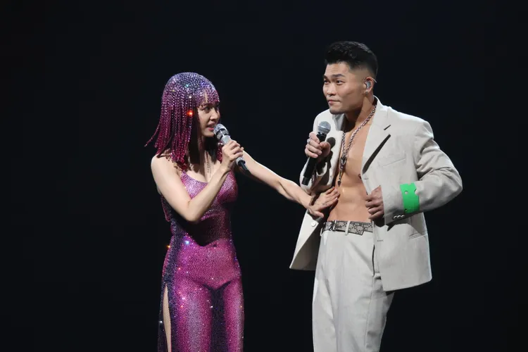 蔡依林曾說喜歡有六塊肌的男人，今晚圓夢狂擼嘉賓李玖哲的六塊肌。陳明中攝