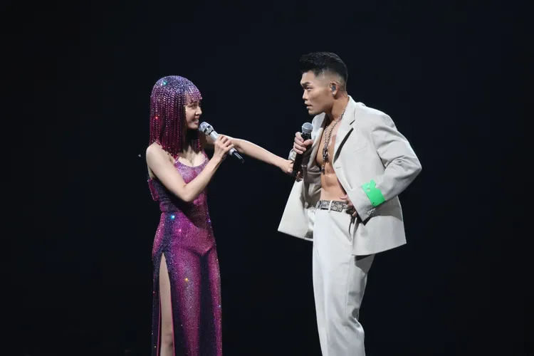 李玖哲在天后面前，展露苦練多年的肌腹。陳明中攝