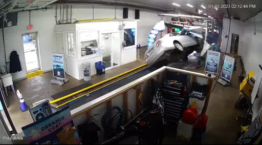 老翁洗車做了這個動作　困電動洗車機90分鐘才獲救