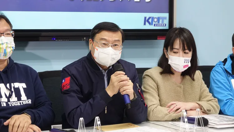 國民黨團總召曾銘宗表示，希望立法院延會到19日完成相關程序，並在過年前發放現金1萬元。莊宗達攝