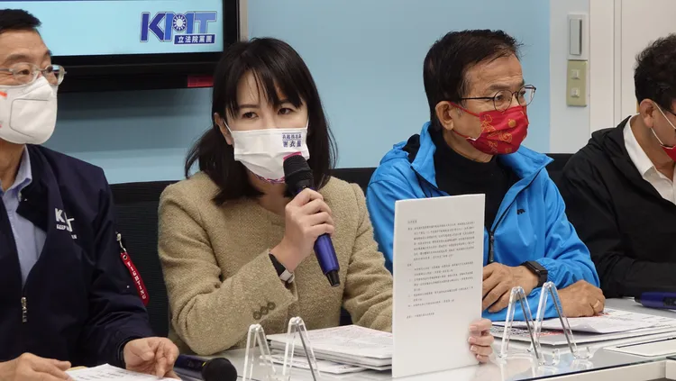 副書記長謝衣鳳說明「稅收超徵全民共享發放特別條例草案」內容。莊宗達攝