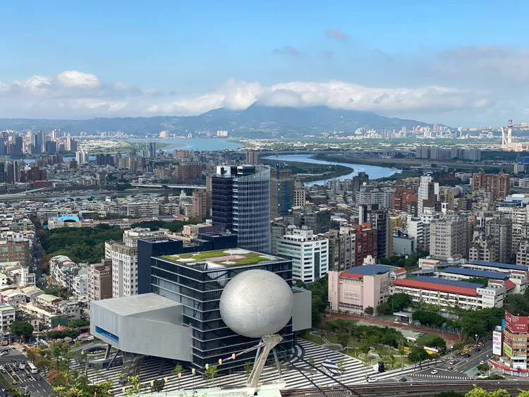 北眼平台視野遼闊，可一覽台北盆地美景。北市大地工程處提供