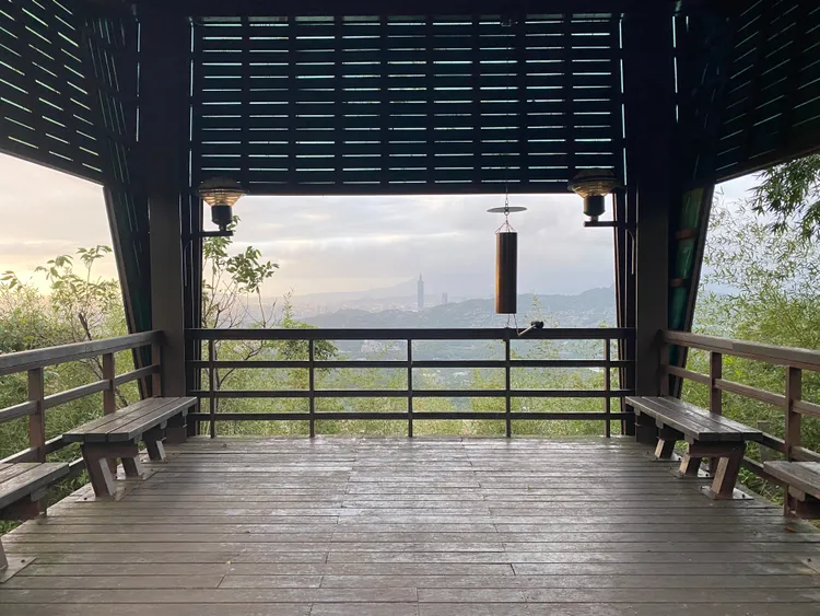 祈福山徑山頂「綠能涼亭」的祈福鐘，透過敲鐘設施互動，傳遞祈福心意。北市大地工程處提供