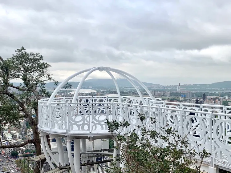 隱身在綠意山頭的白色圓球體平台「北眼平台」。北市大地工程處