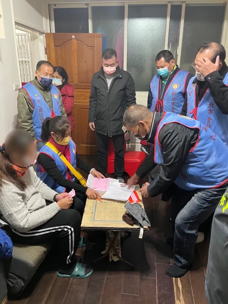 慈善團體與警方一同前往曾女家中慰問並致贈3萬元。新莊警分局提供