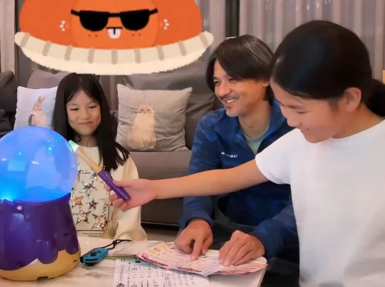 馮德倫坐在兩個乾女兒中間陪玩。翻攝林熙蕾IG