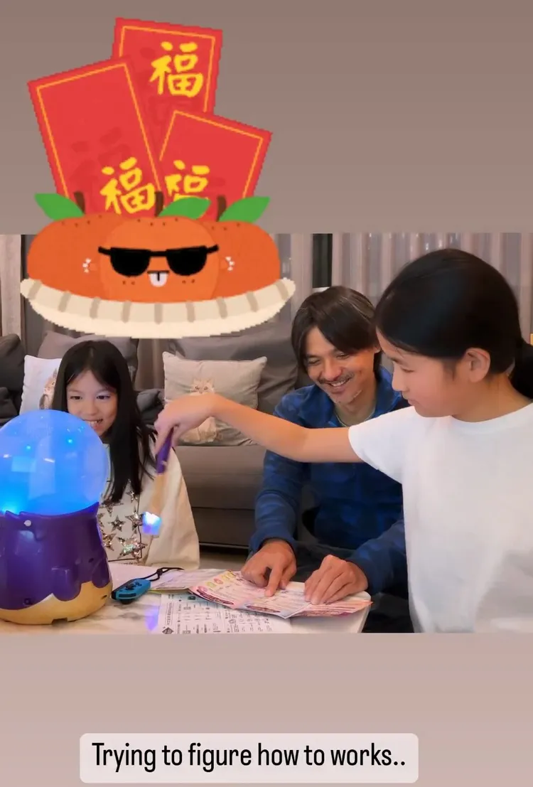 馮德倫耐心看說明書，與乾女兒研究怎麼玩。翻攝林熙蕾IG