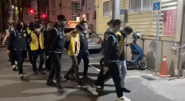 警方將汪男等人送辦。新莊警分局提供