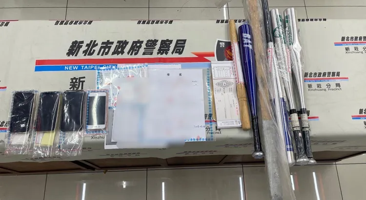 警方起出棍棒等證物。新莊警分局提供