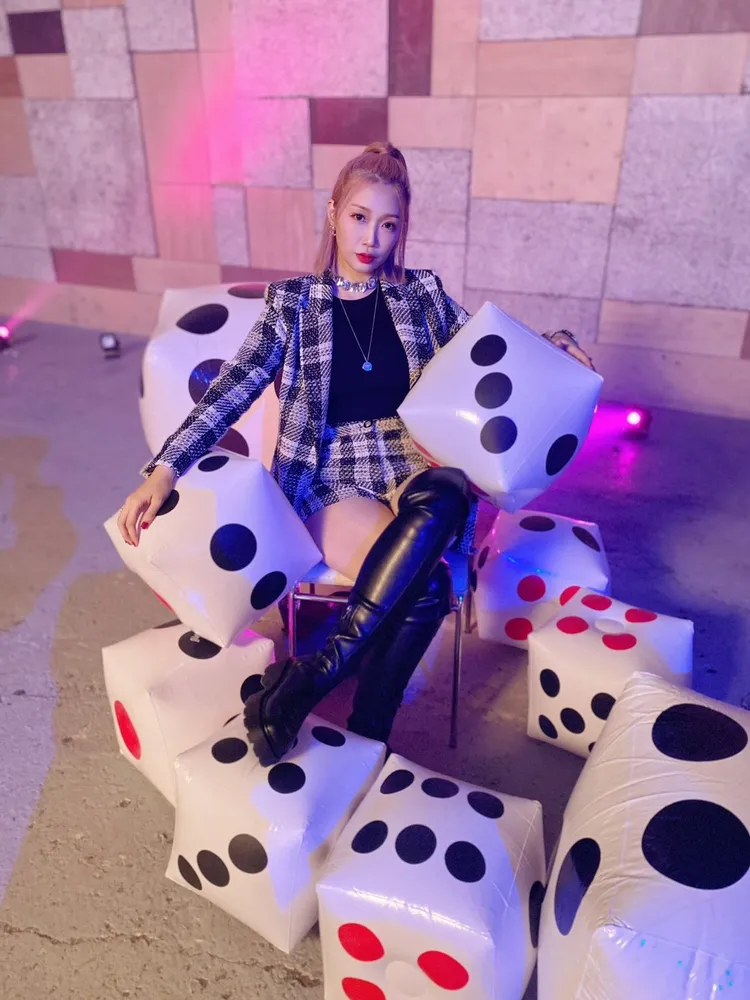 小玉兒特別穿上應景骰子黑白裝。齊映國際提供