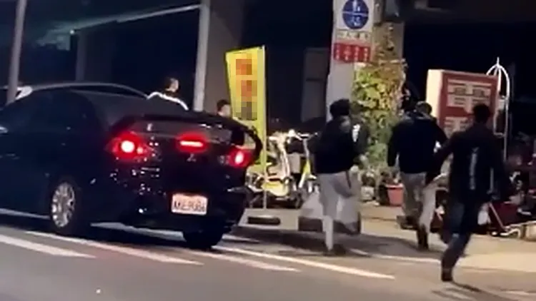 6日凌晨，該公司也遭人開車衝撞，還有多名年輕人拿球棒、鎮暴槍助陣。讀者提供