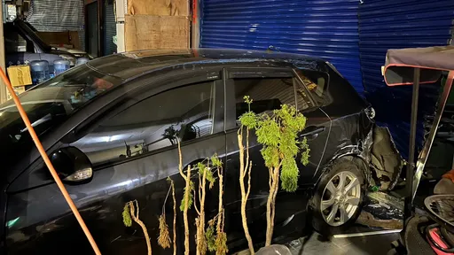 高雄這間公司會磁吸 5天2度汽車撞進騎樓鐵捲門