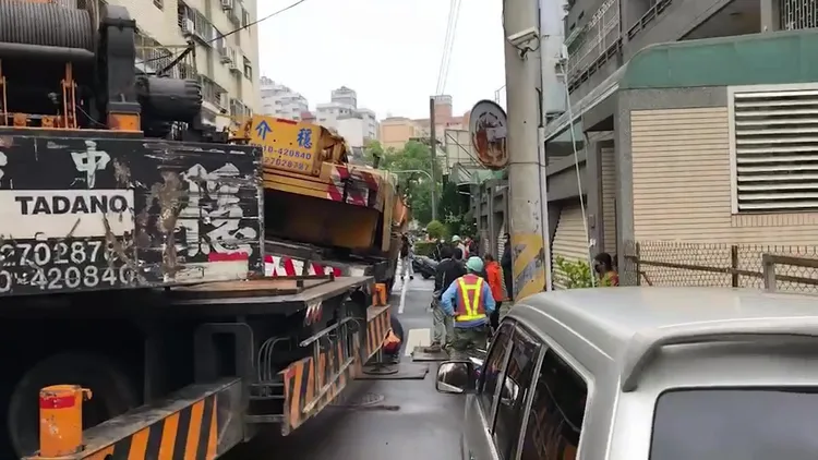 吊車公司找來其他吊車協助脫困。民眾提供