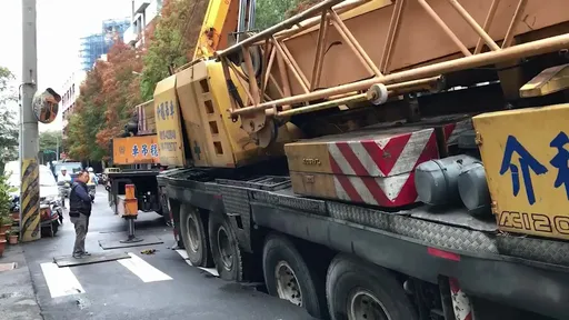 真的是壓馬路! 台中吊車「10輪陷8輪」卡進柏油路動不了