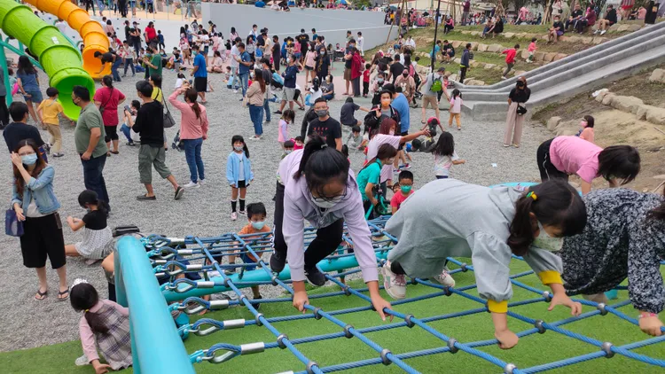 小朋友體驗曲線攀爬架。鮮明攝