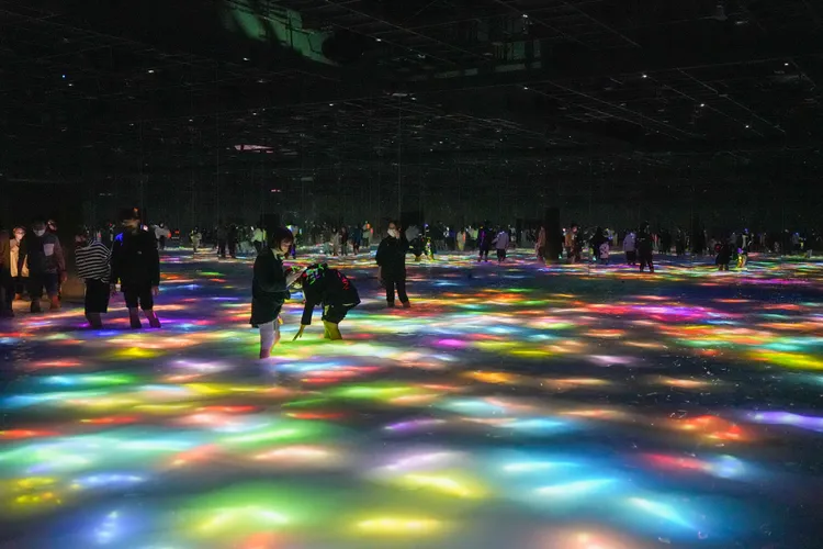 必須脫鞋涉水的「東京豐洲teamLab Planets TOKYO」，給遊客別開生面的互動體驗。田欣雲攝