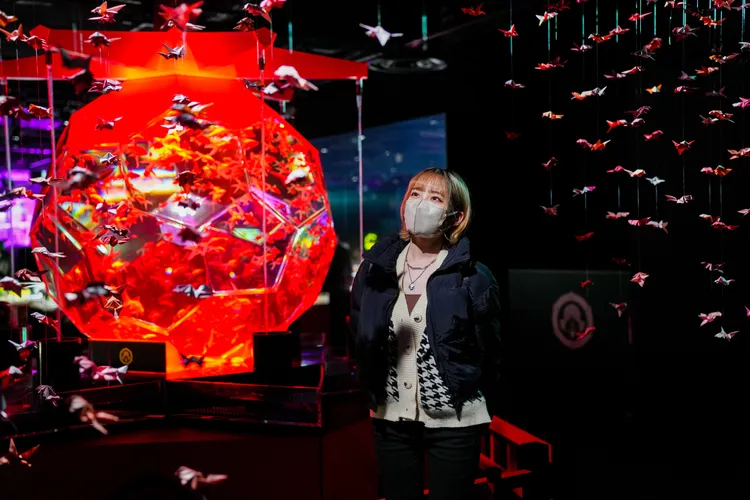 東京銀座藝術水族館用金魚、燈光投影與日本傳統元素，展現濃濃的日系美學。田欣雲攝