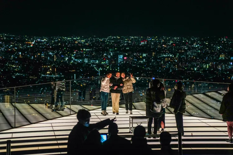 夜晚登上SHIBUYA SKY，還能俯瞰東京的城市星光。田欣雲攝