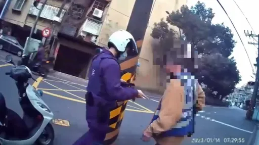 不想在獄中過年！通緝犯拒檢落跑　中和警狂噴辣椒水＋警棍伺候逮人