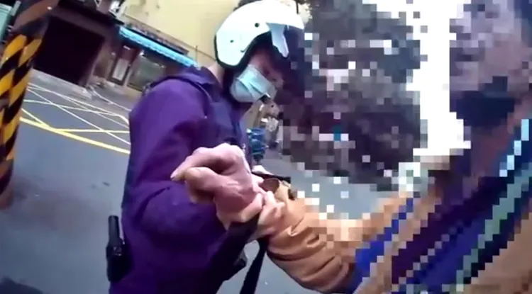 警方逮捕閉姓通緝犯。翻攝畫面