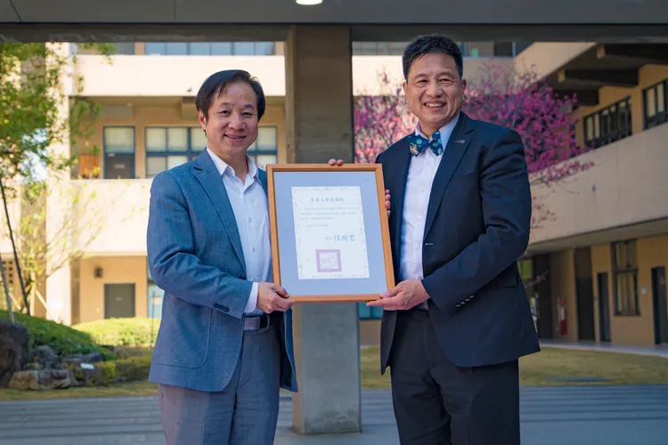 友達集團彭双行董事長(右)獲聘東海EMBA講座教授。東海大學提供