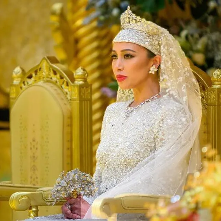 艾絲瑪手拿鑽石捧花，頭戴白鑽皇冠。翻攝IG