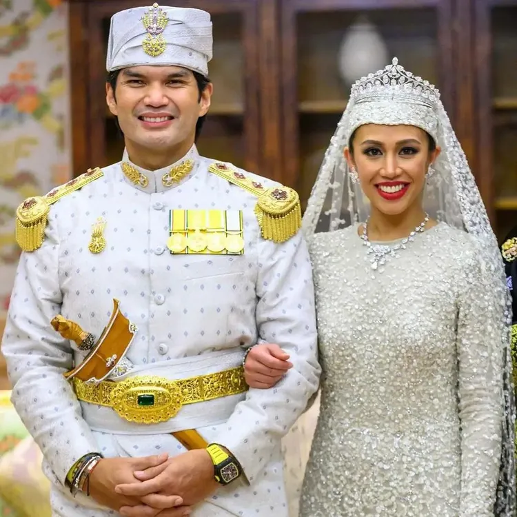 艾絲瑪的禮服和飾品閃閃發光。翻攝IG